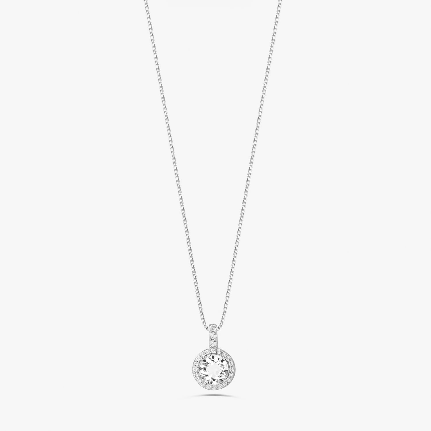 Colar com pingente circular de diamantes em prata ou branco.