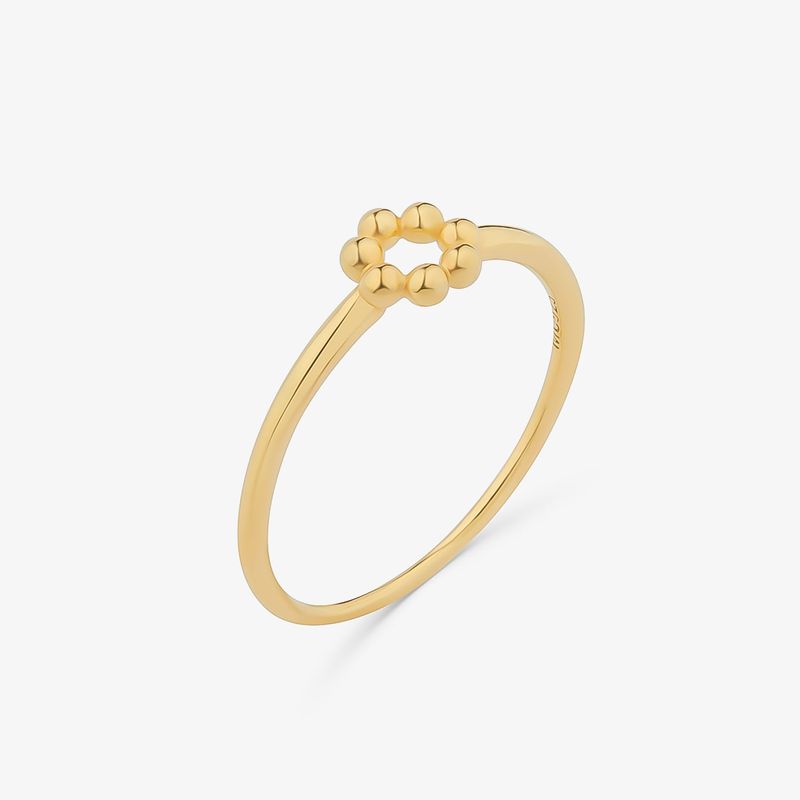 Anel dourado com um detalhe de pequenas esferas formando um círculo na extremidade superior.