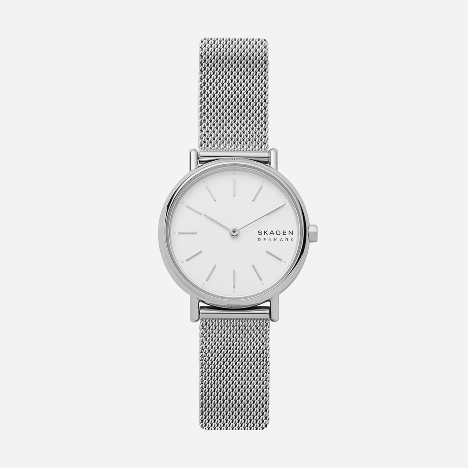 Relógio de pulso com pulseira de malha prateada, caixa redonda e mostrador branco com marcas simples e minimalistas.