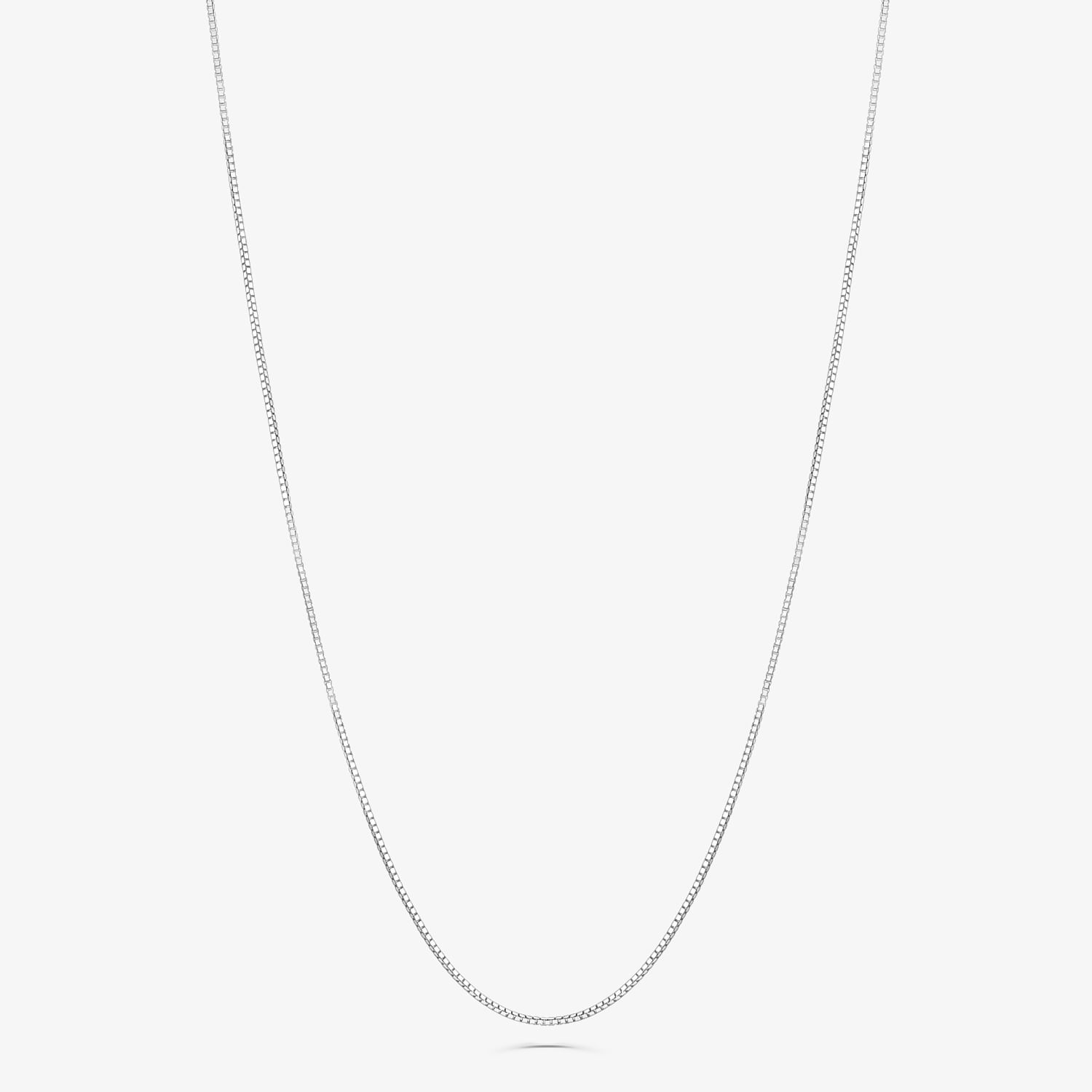 Corrente de prata com design de elos finos exibida em fundo branco.