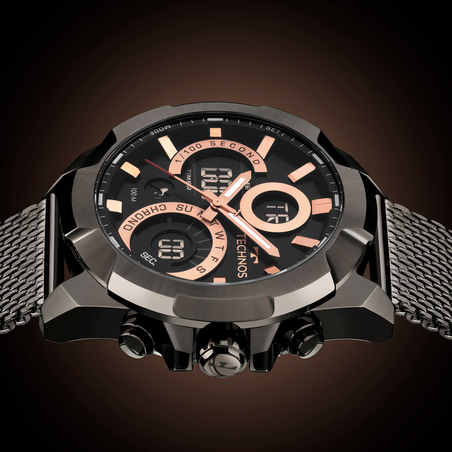 Relógio de pulso masculino com mostrador preto, detalhes em rosé dourado, pulseira de malha metálica e múltiplas funções digitais.