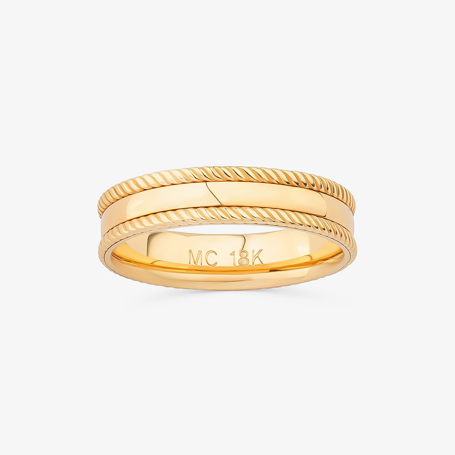Anel dourado com acabamento em duas linhas grossas e uma linha fina entre elas, com detalhes trançados na borda, marcado com "MC 18K" na parte interna.