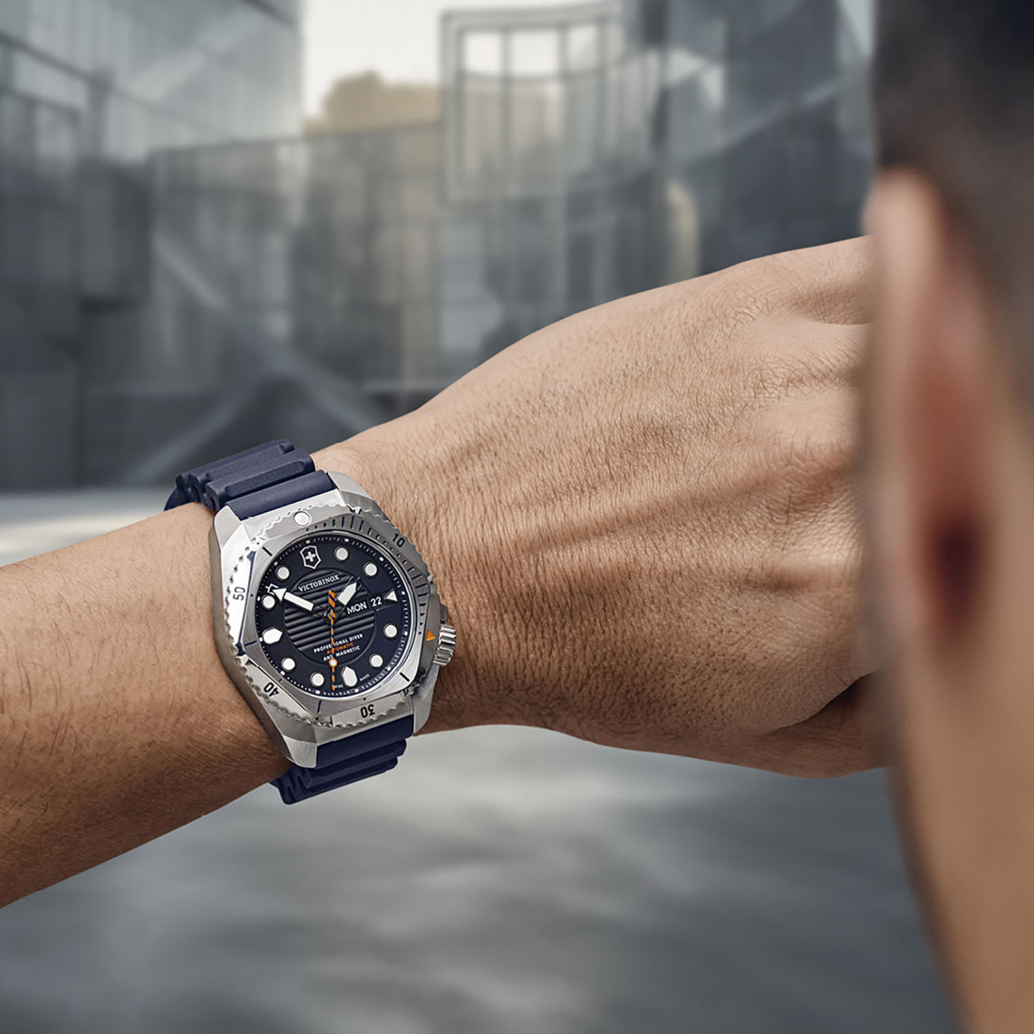 Relógio Victorinox Automático Masculino em Borracha Azul DIVE PRO