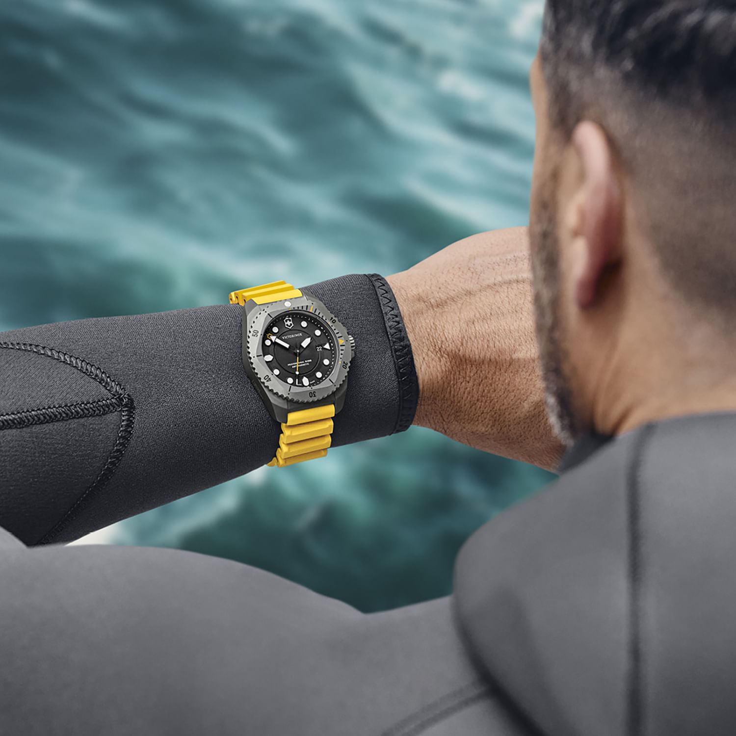 Relógio Victorinox Masculino em Borracha Amarela DIVE PRO 241992