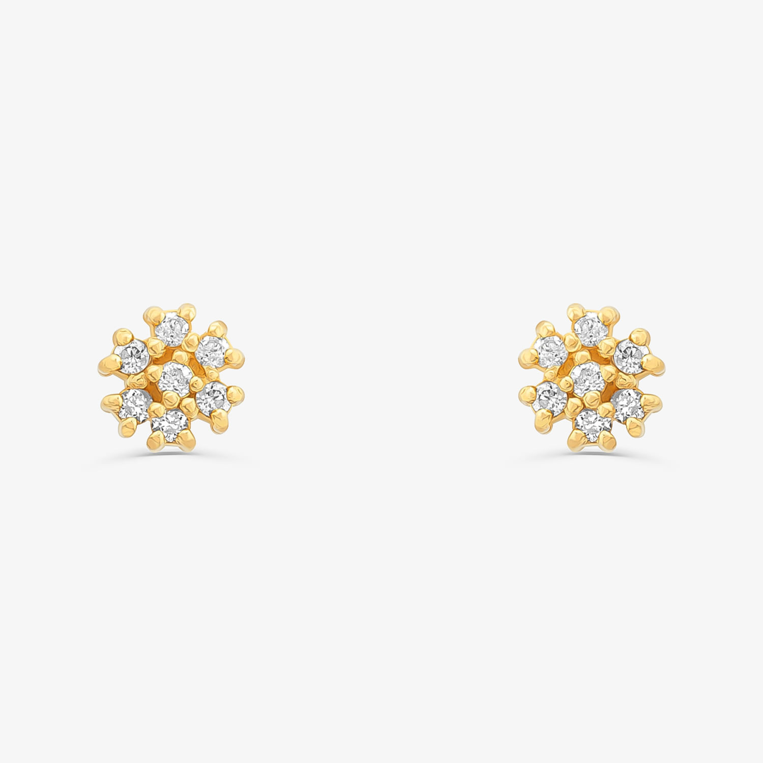 Par de brincos de ouro com detalhes em forma de flor, decorados com pequenos diamantes.