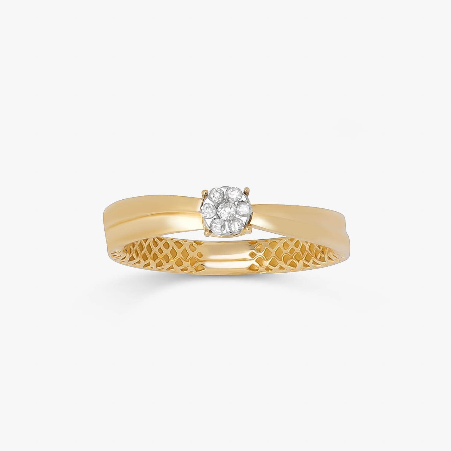 Anel dourado com uma fileira de oito diamantes no centro, com detalhe de grade na parte interna da banda.