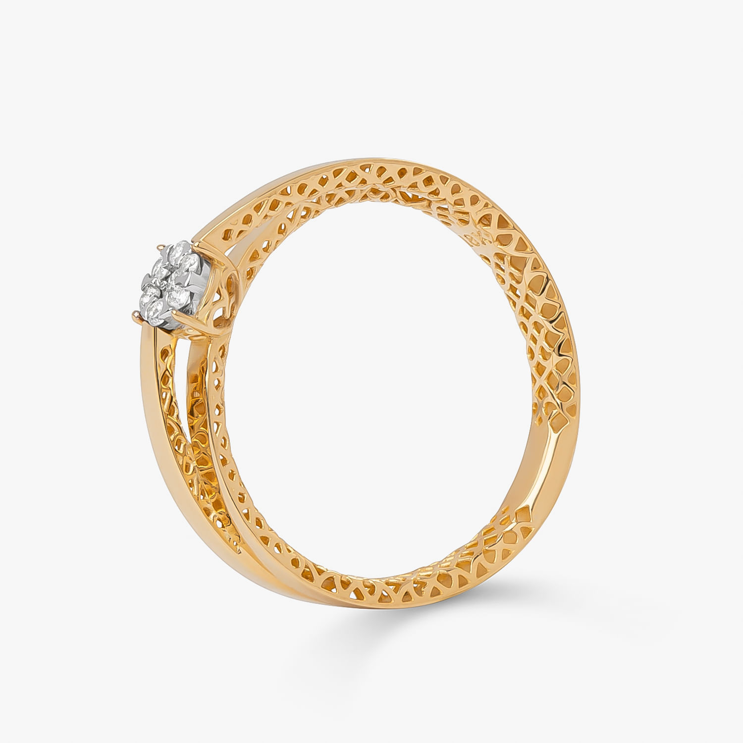 Anel em ouro com detalhes vazados e três pedras de diamante em um suporte prateado na parte superior.