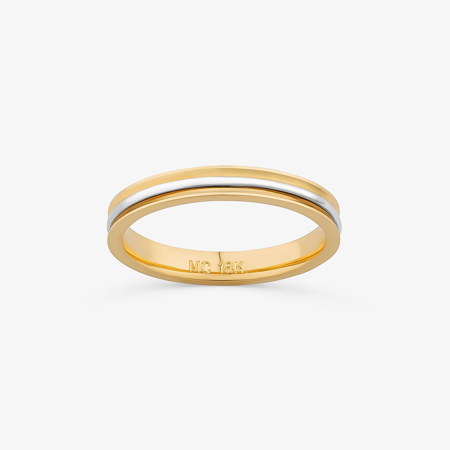 Um elegante anel de ouro com uma faixa prateada no meio, com a marcação "MC 18K" gravada no interior.