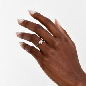 Anel com Diamantes em Ouro Branco 18k