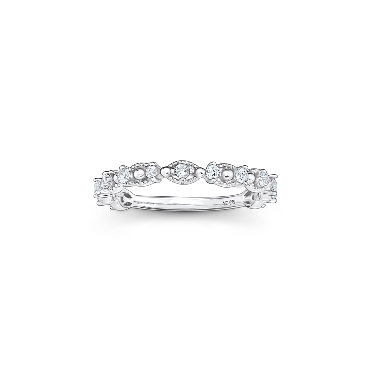 Anel delicado de prata com detalhes em forma de círculos e pequenos diamantes ao redor.