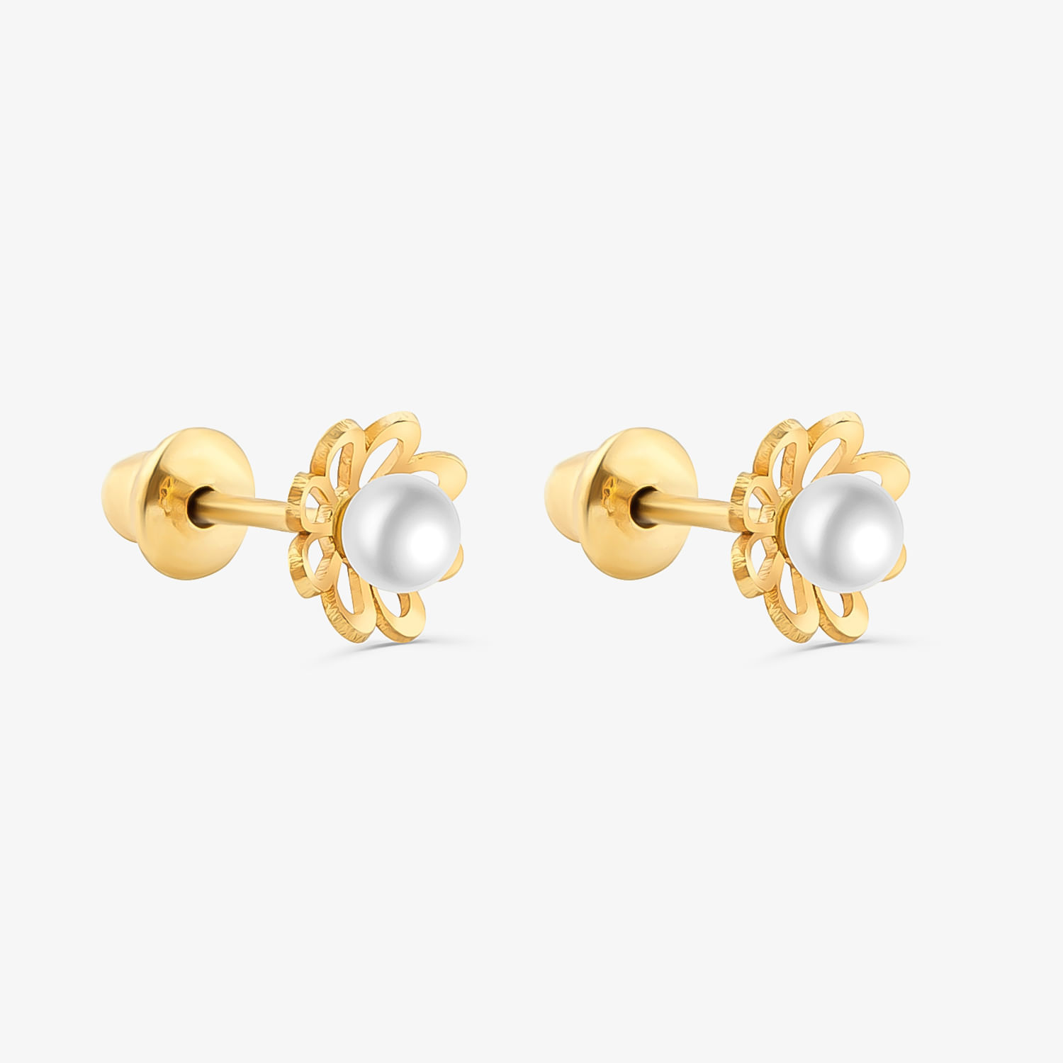 Par de brincos pequenos com pérola branca e acabamento dourado decorativo em forma de flor.