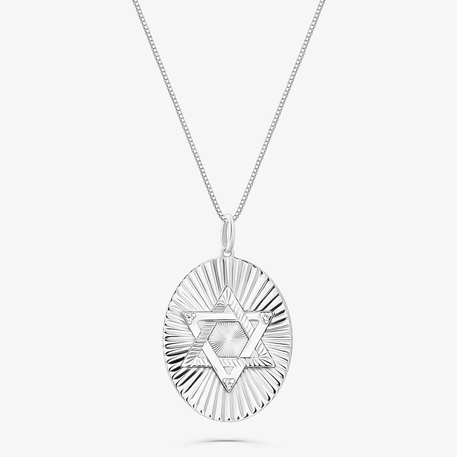 Colar com pingente oval metálico decorado com estrela de Davi estilizada e linhas radiantes ao fundo.