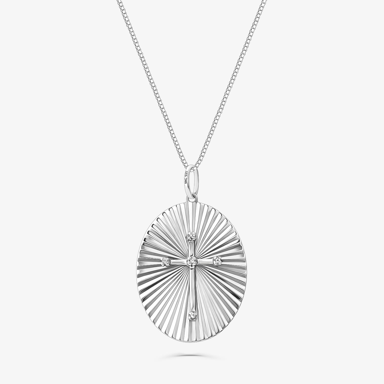 Colar com pingente oval com linhas radiais e pequenos diamantes no centro, confeccionado em metal prateado.