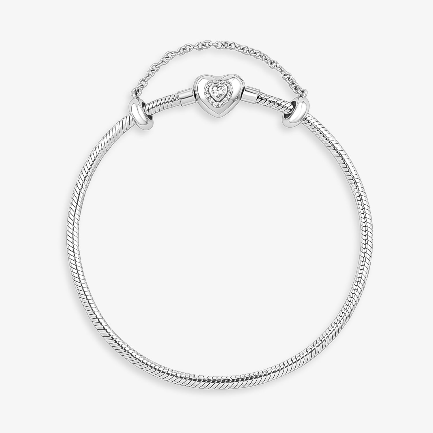 Pulseira de metal prateado com coração decorado com pedras e detalhes em espiral, com fecho de corrente ajustável.