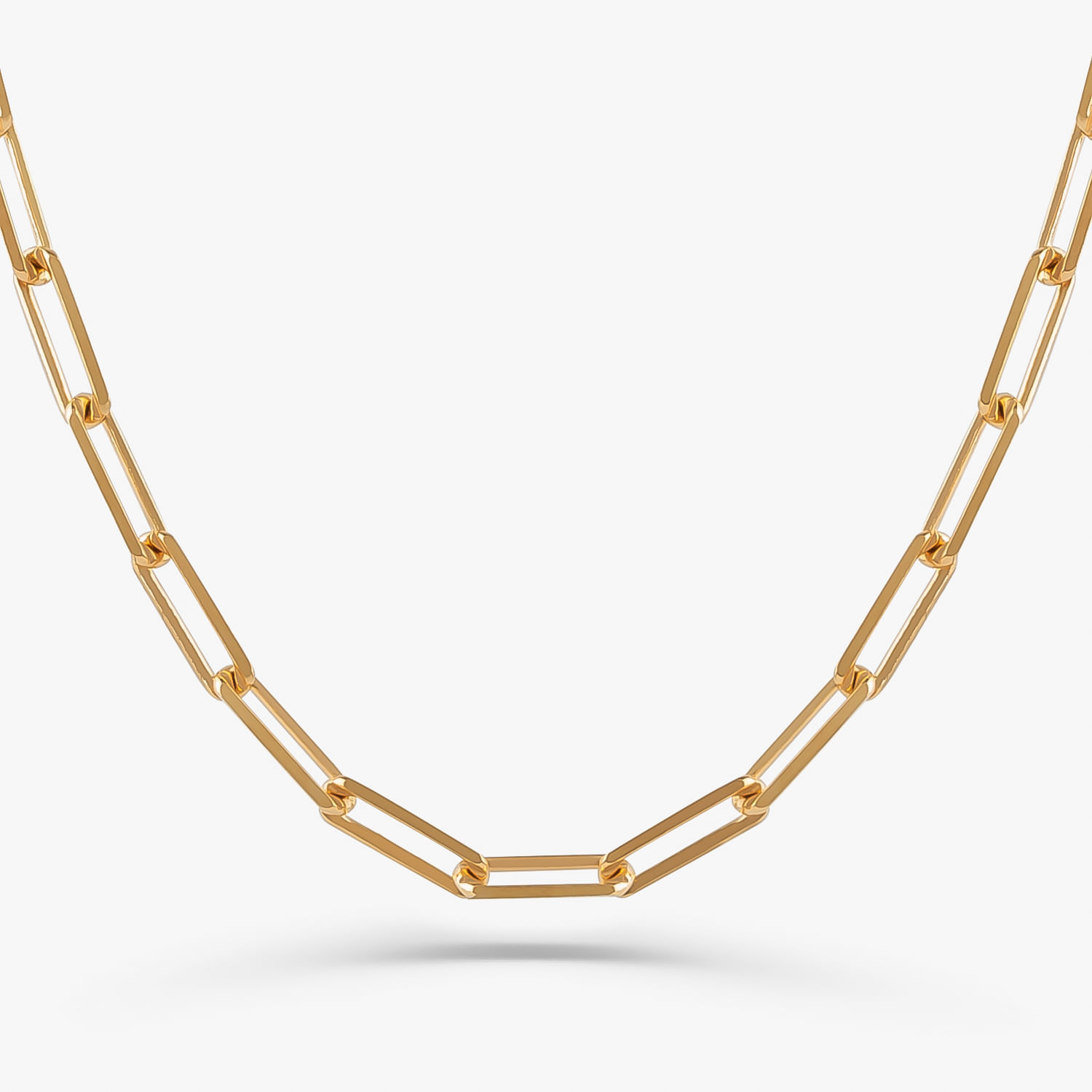 Corrente dourada de elos retangulares, com acabamento brilhante, estilo moderno e elegante.