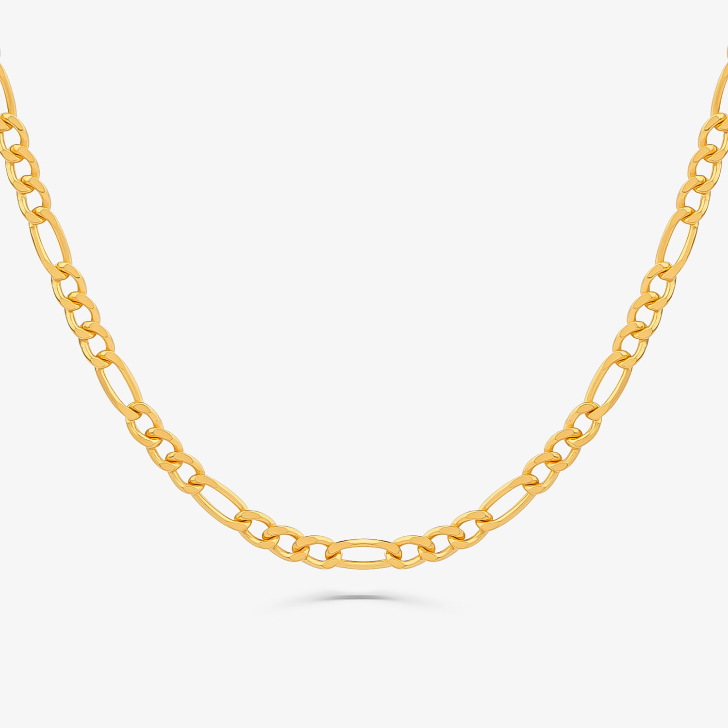 Corrente dourada com elos alongados, peça de joalheria sobre fundo branco.