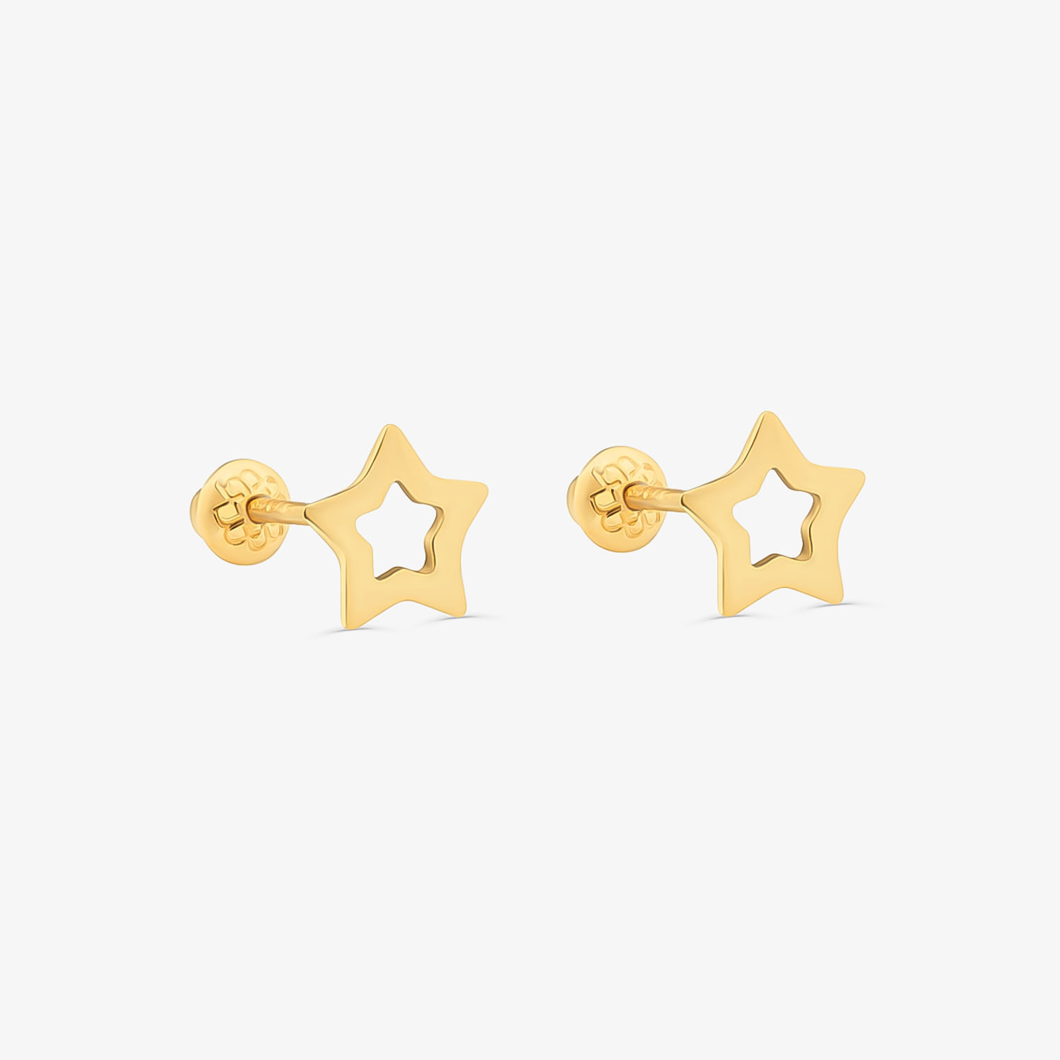 Par de brincos dourados em forma de estrela com fundo branco.