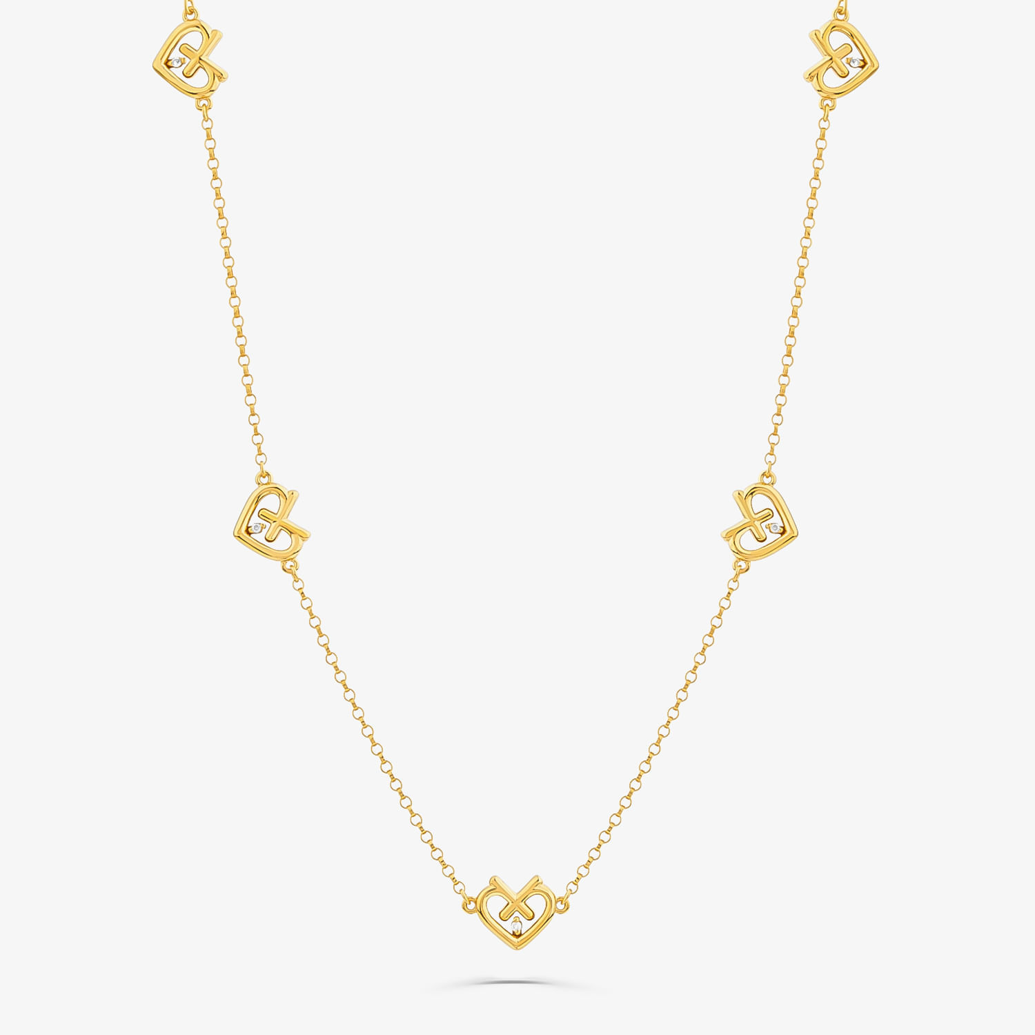 Colar dourado com elos em formato de coração e símbolos de dólares, intercalados por uma corrente fina.
