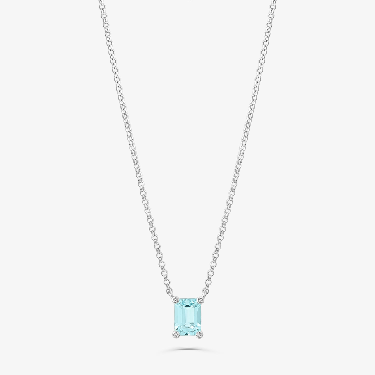 Colar com pingente de pedra azul rectangular e detalhes de pequenos cristais na corrente prateada.