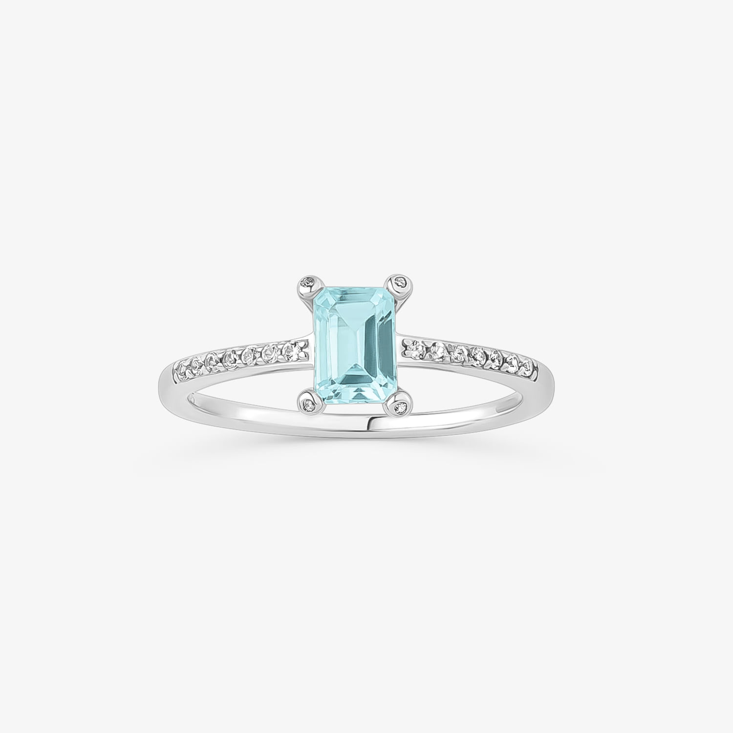 Um elegante anel de prata com uma grande pedra preciosa retangular azul-clara e pequenas pedras transparentes ao longo do aro.