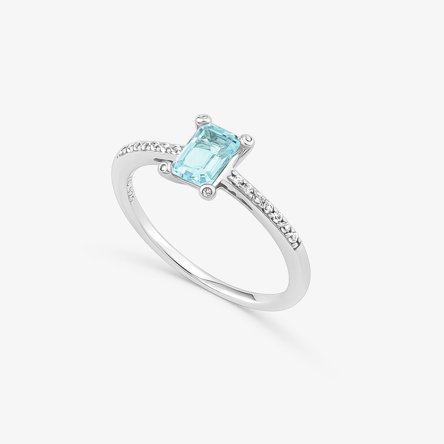 Anel prateado com uma pedra azul rectangular central e pequenos diamantes nas laterais.