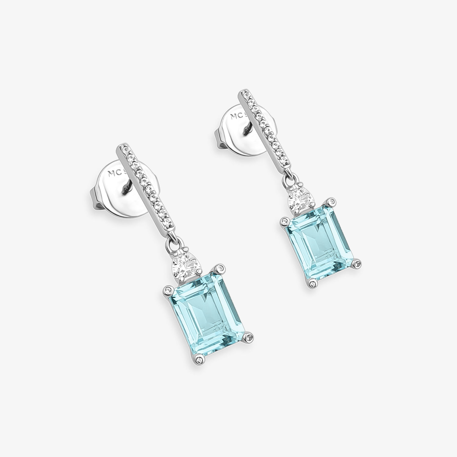 Par de brincos prateados com pedras quadradas de vidro azul claro e detalhes com pequenas pedras brilhantes.