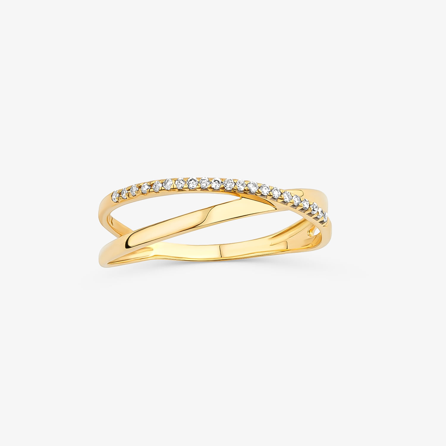 Um elegante anel de ouro com um design torcido, apresentando uma fileira de pequenos diamantes em uma das faixas.