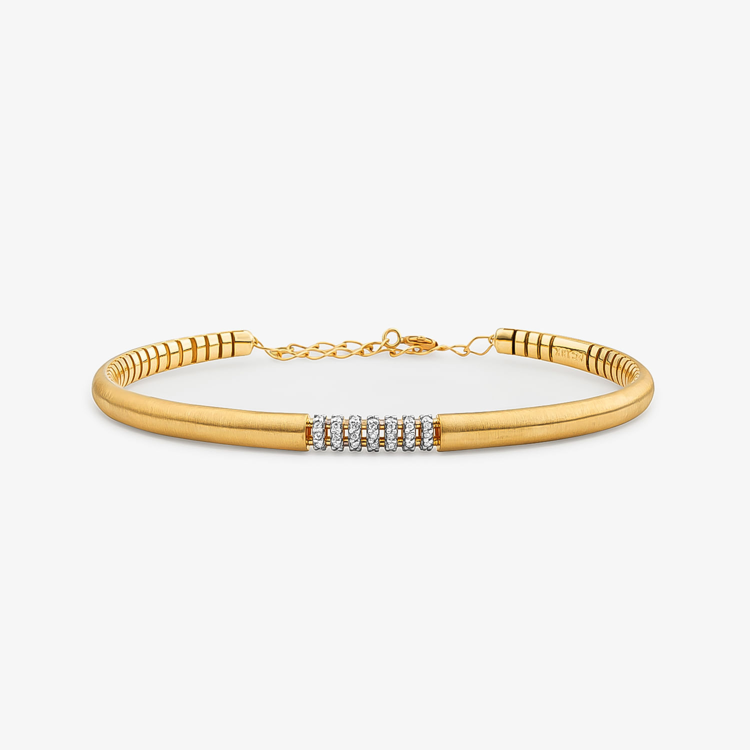 Pulseira dourada com detalhes em pedras brilhantes no centro.