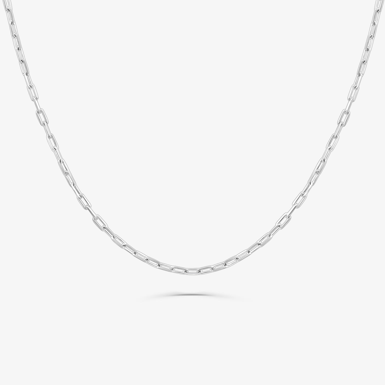 Corrente de prata com elos retangulares e acabamento brilhante, mostrada em fundo branco com sombra sutil.
