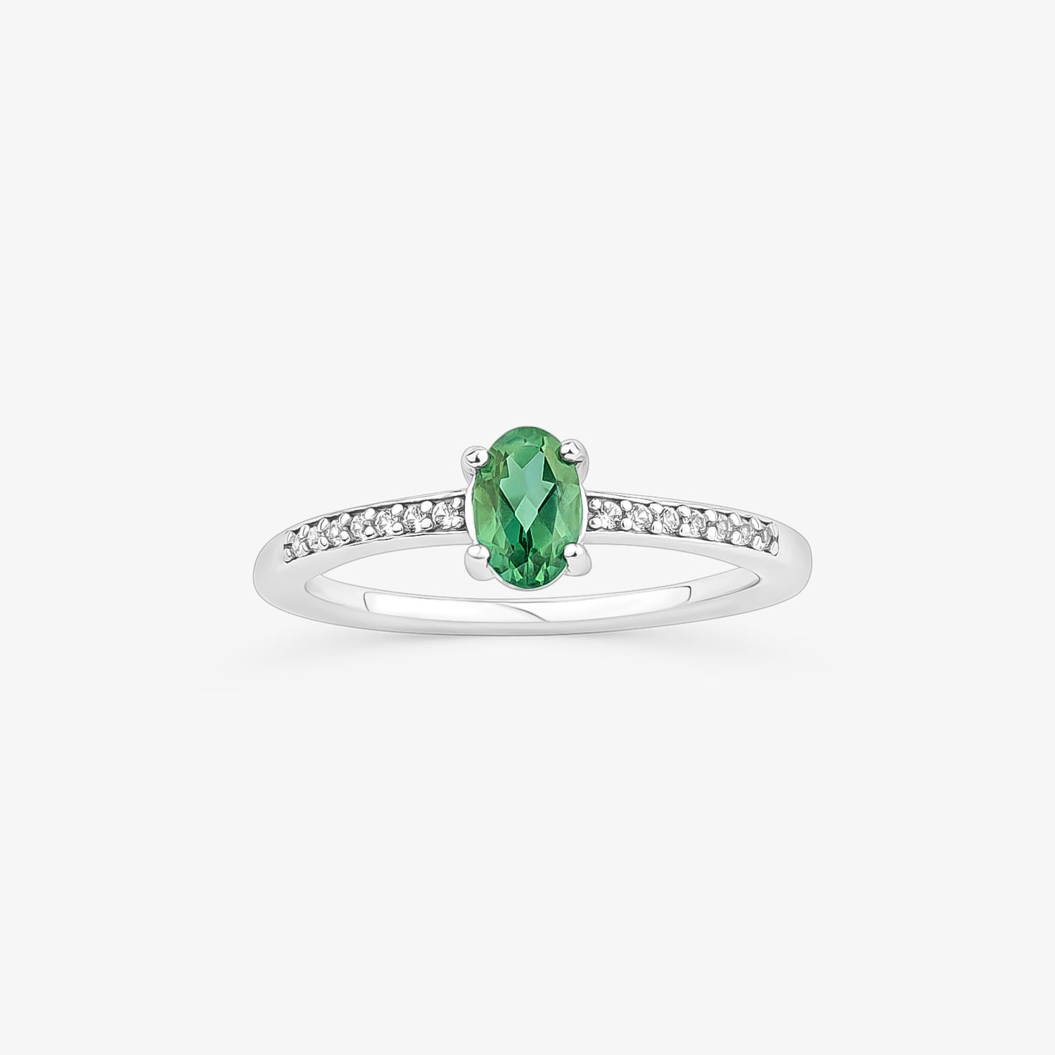 Um elegante anel de prata com uma pedra preciosa verde oval central e pequenas pedras transparentes ao redor.
