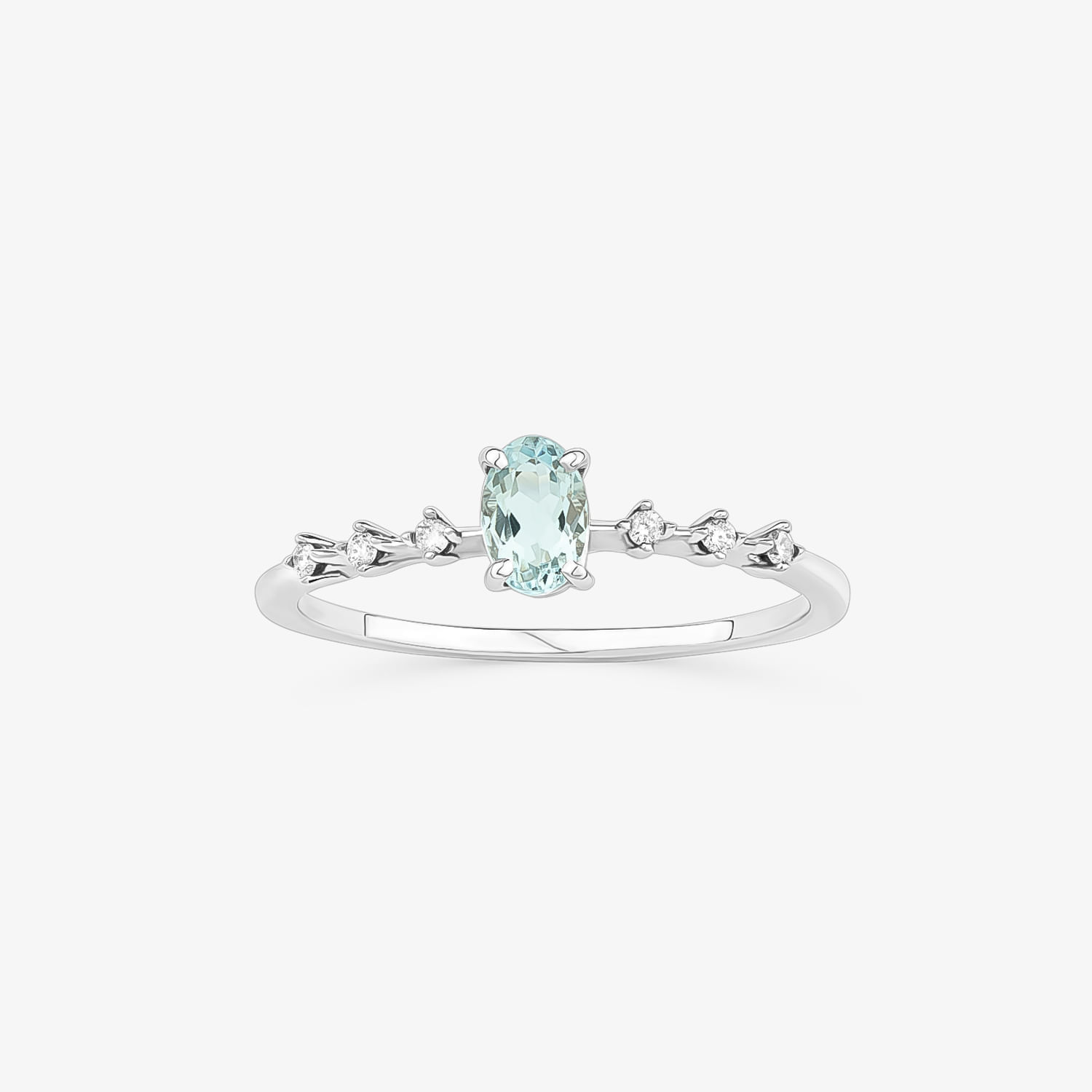 Um elegante anel de prata com uma pedra preciosa azul-clara oval no centro e pequenos detalhes em diamante no aro.