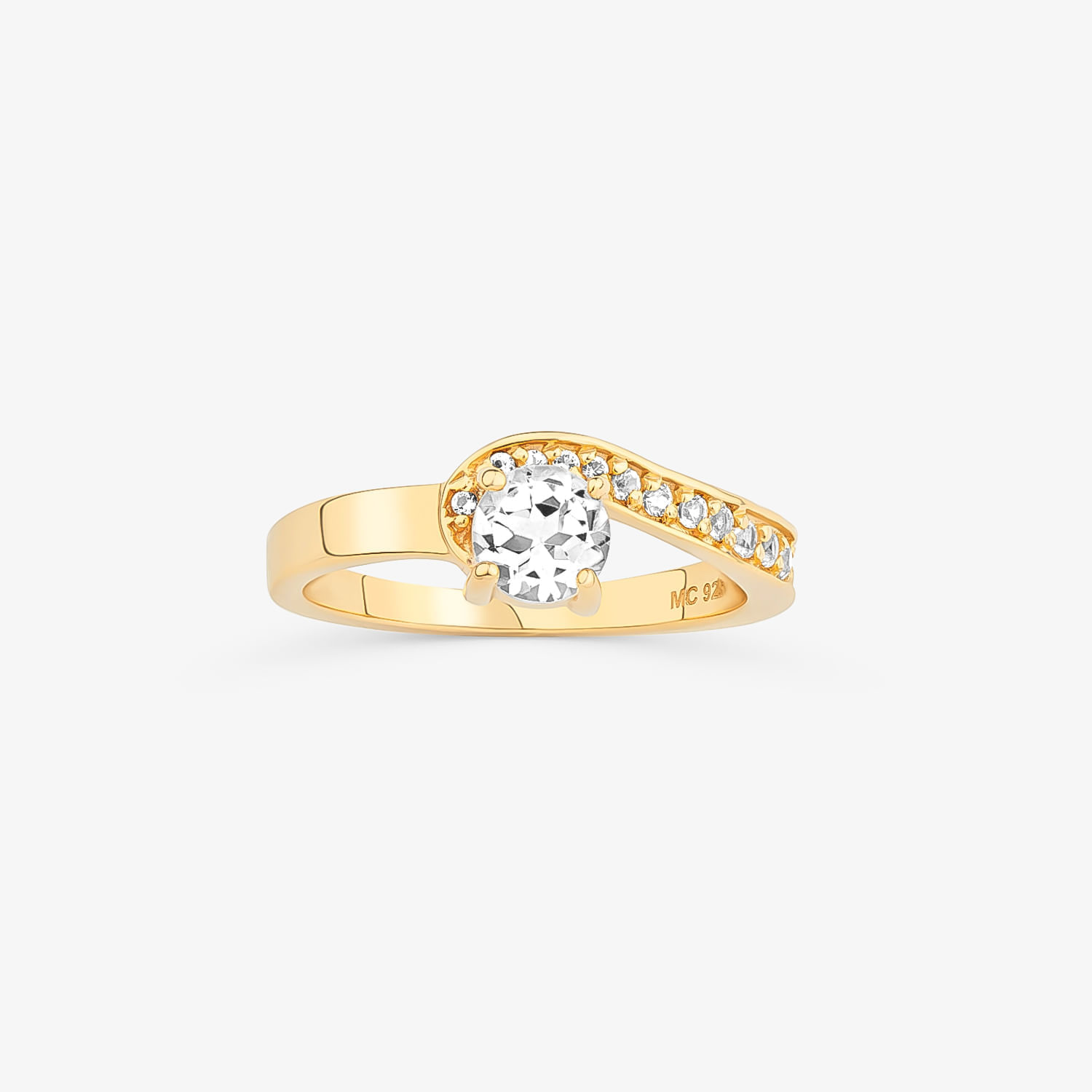 Anel de ouro com centro de diamante solitário e uma fileira de diamantes menores em um lateral.