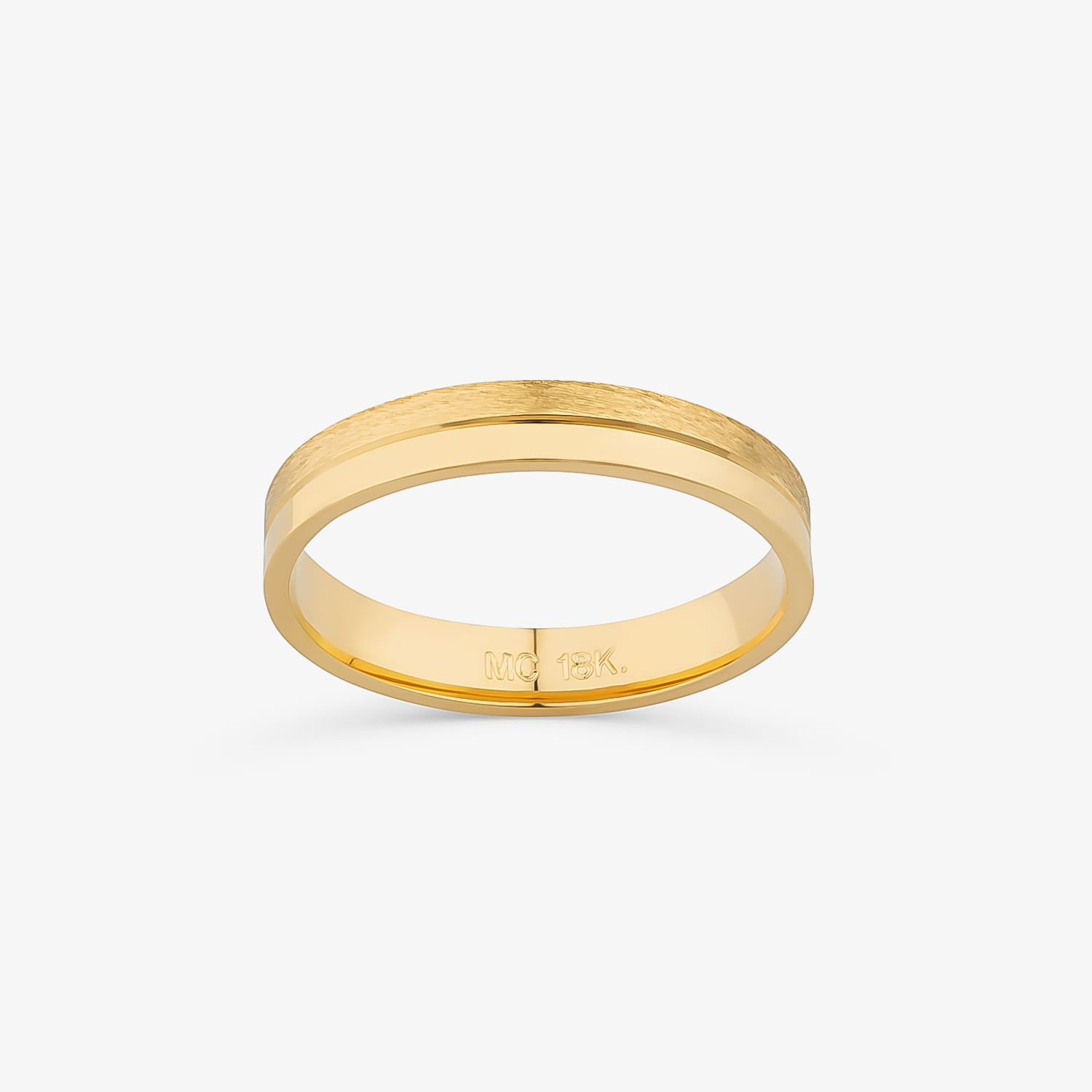 Anel de ouro amarelo com acabamento liso e textura fosca na superfície, com marcações internas "MC 18K".