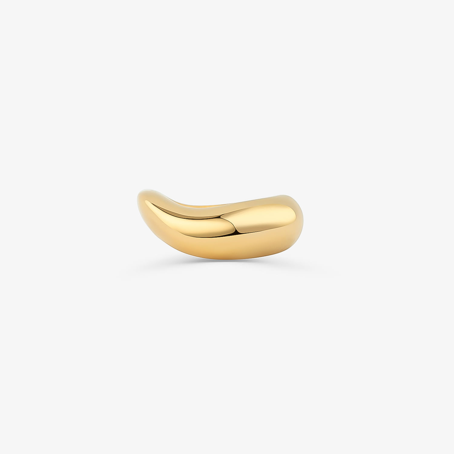 Um objeto abstrato, brilhante e dourado, semelhante a um feijão ou cápsula curvada sobre um fundo branco.