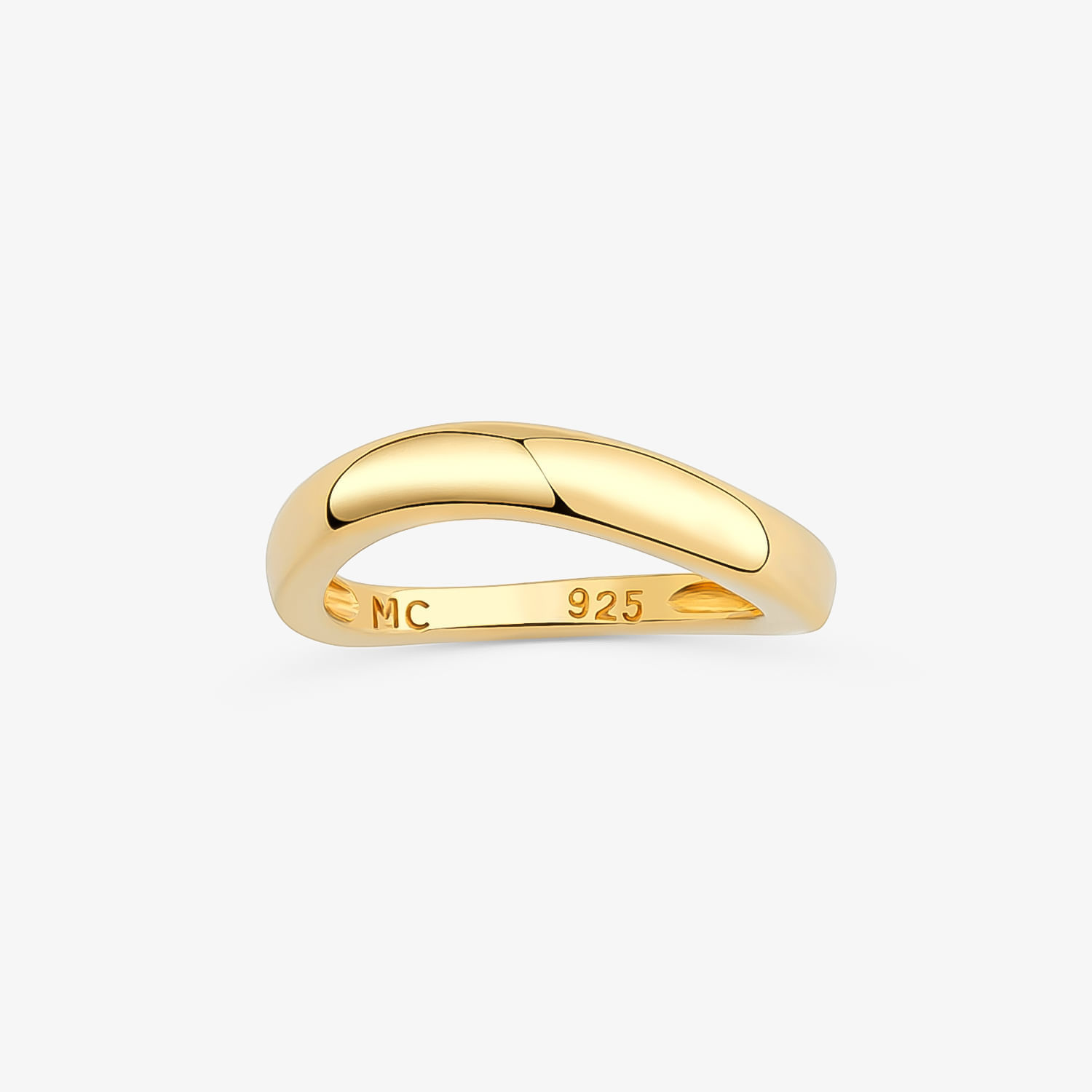 Um elegante anel de ouro com um design suave e arredondado, com as inscrições "MC" e "925" na faixa interna.