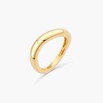 Anel dourado com acabamento brilhante, com faixa central ligeiramente elevada e marcação "925" na parte interna.