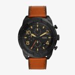 Relógio Fossil com pulseira de couro marrom e mostrador preto com detalhes em dourado e vermelho.