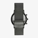 Relógio com pulseira de metal cinza escuro e caixa preta, visto de trás, com marca "FOSSIL" na fivela da pulseira.