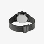 Relógio preto com pulseira de malha metálica e caixa redonda, visto pelo verso, com acabamento em aço inox.