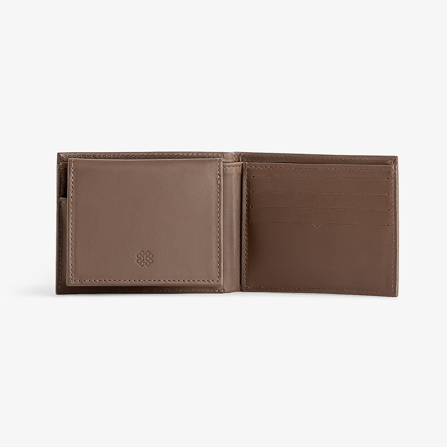 Carteira masculina marrom aberta, com compartimentos para cartões e dinheiro, exibida contra fundo branco.