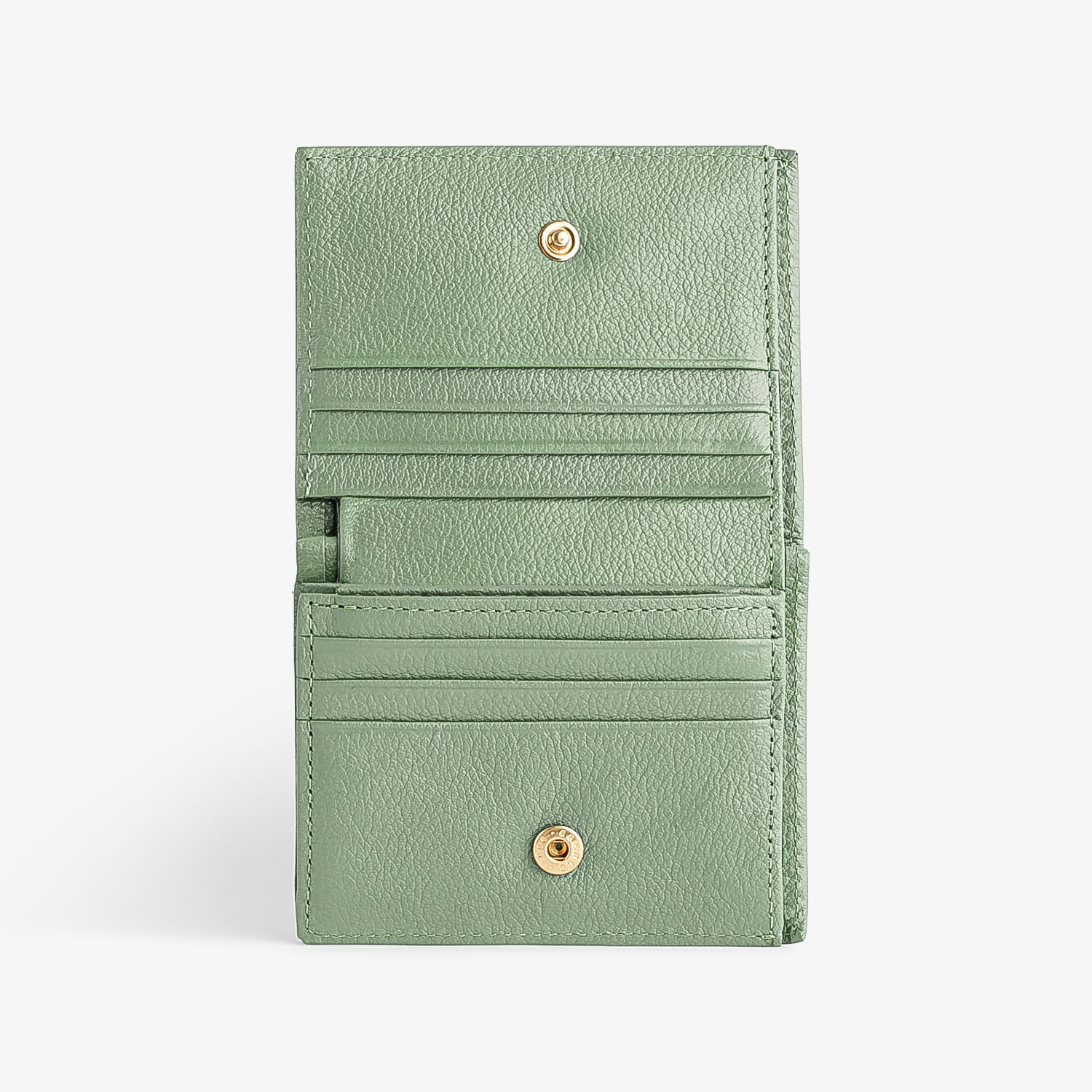 Carteira feminina verde com acabamento em couro sintético, com quatro compartimentos internos e fechamento com botão de pressão dourado.