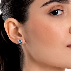 Brinco Stud com Topázio London e Diamantes em Ouro Branco 18k