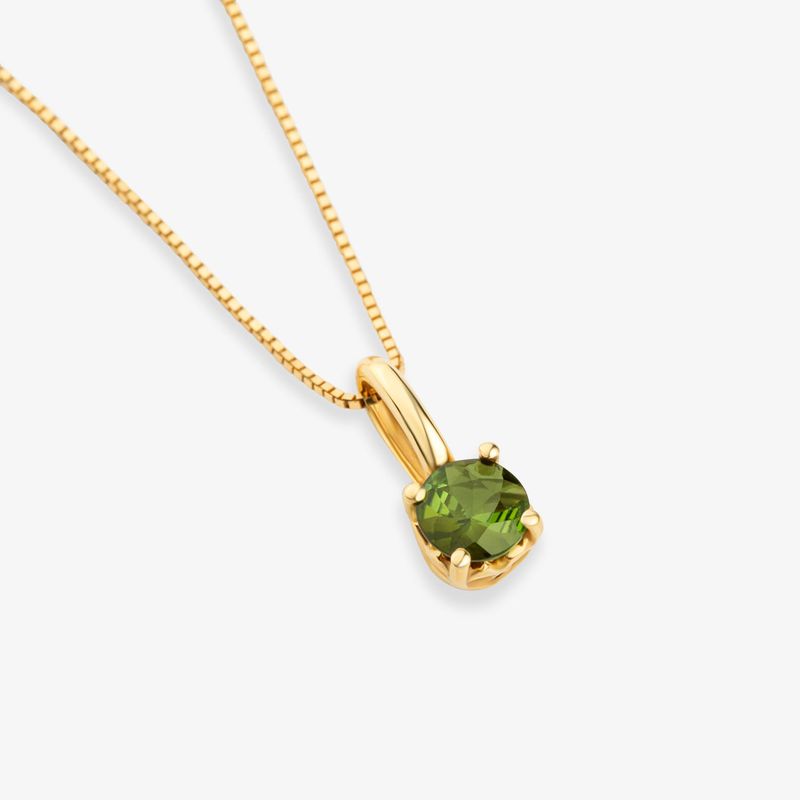 Colar com pingente de ponto de luz com pedra verde em gota, em ouro, sobre fundo branco.