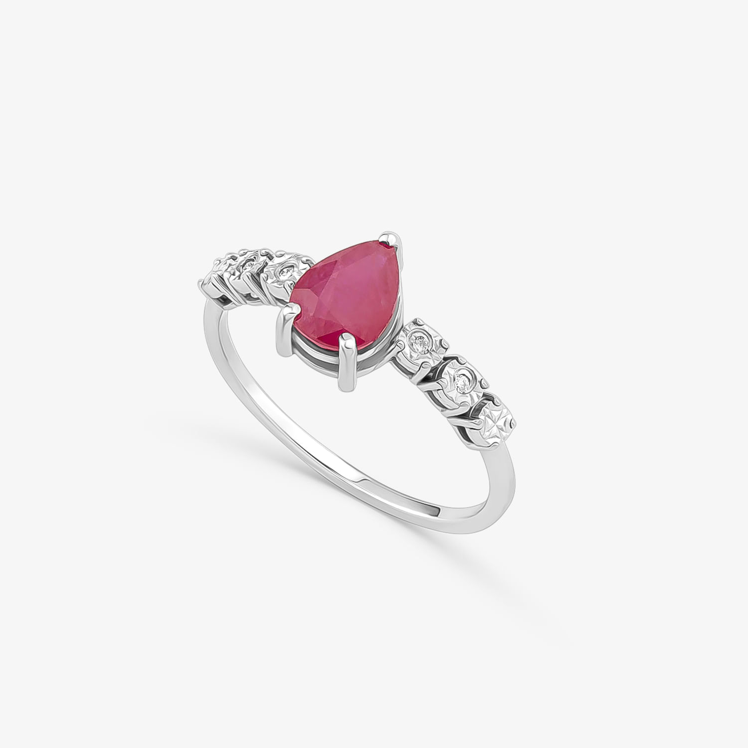 Anel prata com pedra rosa em formato de gota e detalhes com pequenos diamantes ao redor.