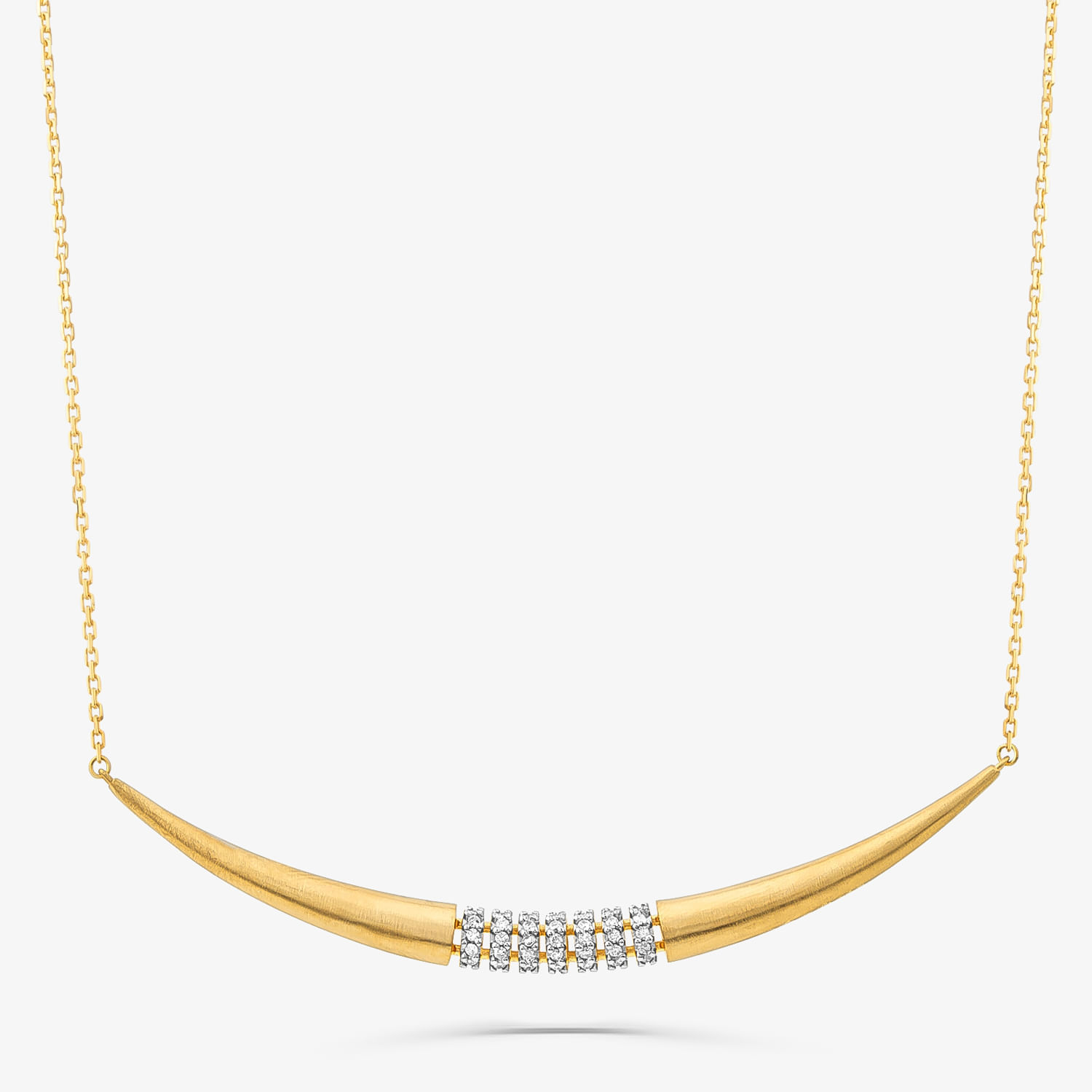 Colar dourado com detalhes em branco, formato de chifre ou dente, com fileira de pedras brilhantes no centro.