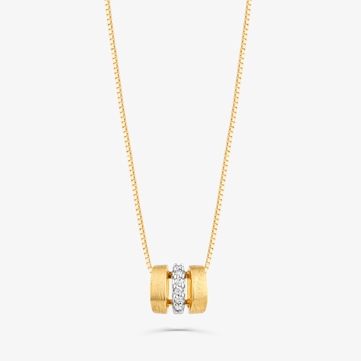 Colar com pingente dourado e detalhes de pedras transparentes no centro.