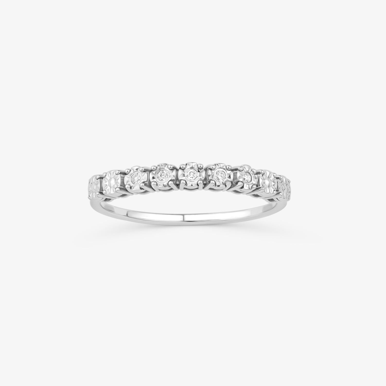 Um elegante anel de prata com uma fileira de pequenos diamantes redondos cravejados em formatos florais.