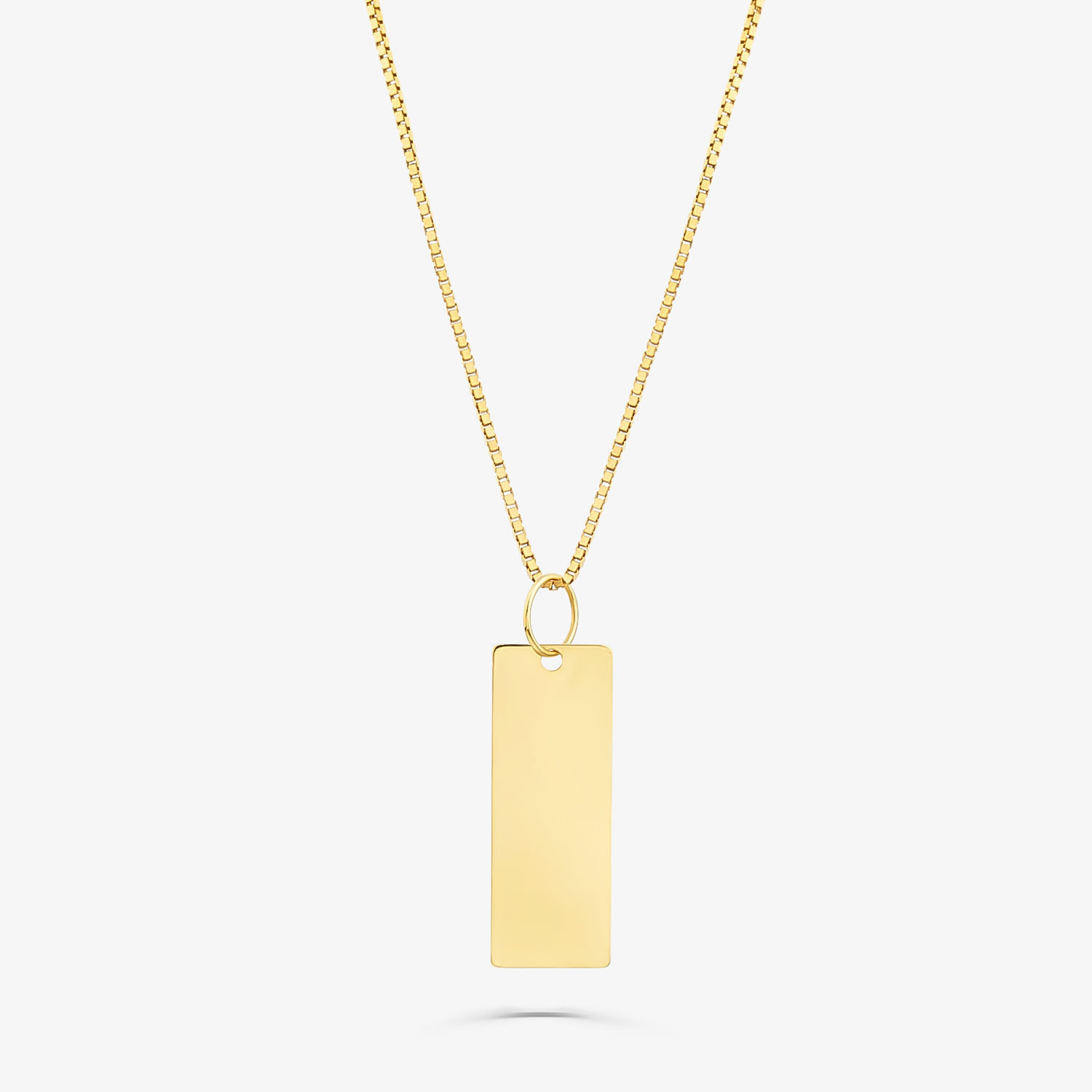 Colar dourado com pingente retangular liso e uma corrente dourada.