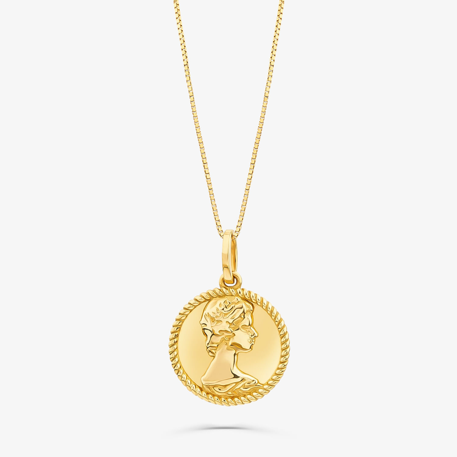 Colar com pingente dourado com escultura de perfil de uma mulher dentro de um círculo com borda decorativa.