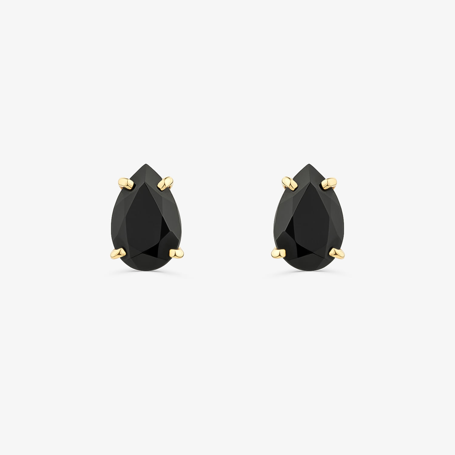 Par de brincos com pedra preta em formato de gota, fixados em pontos de ouro.